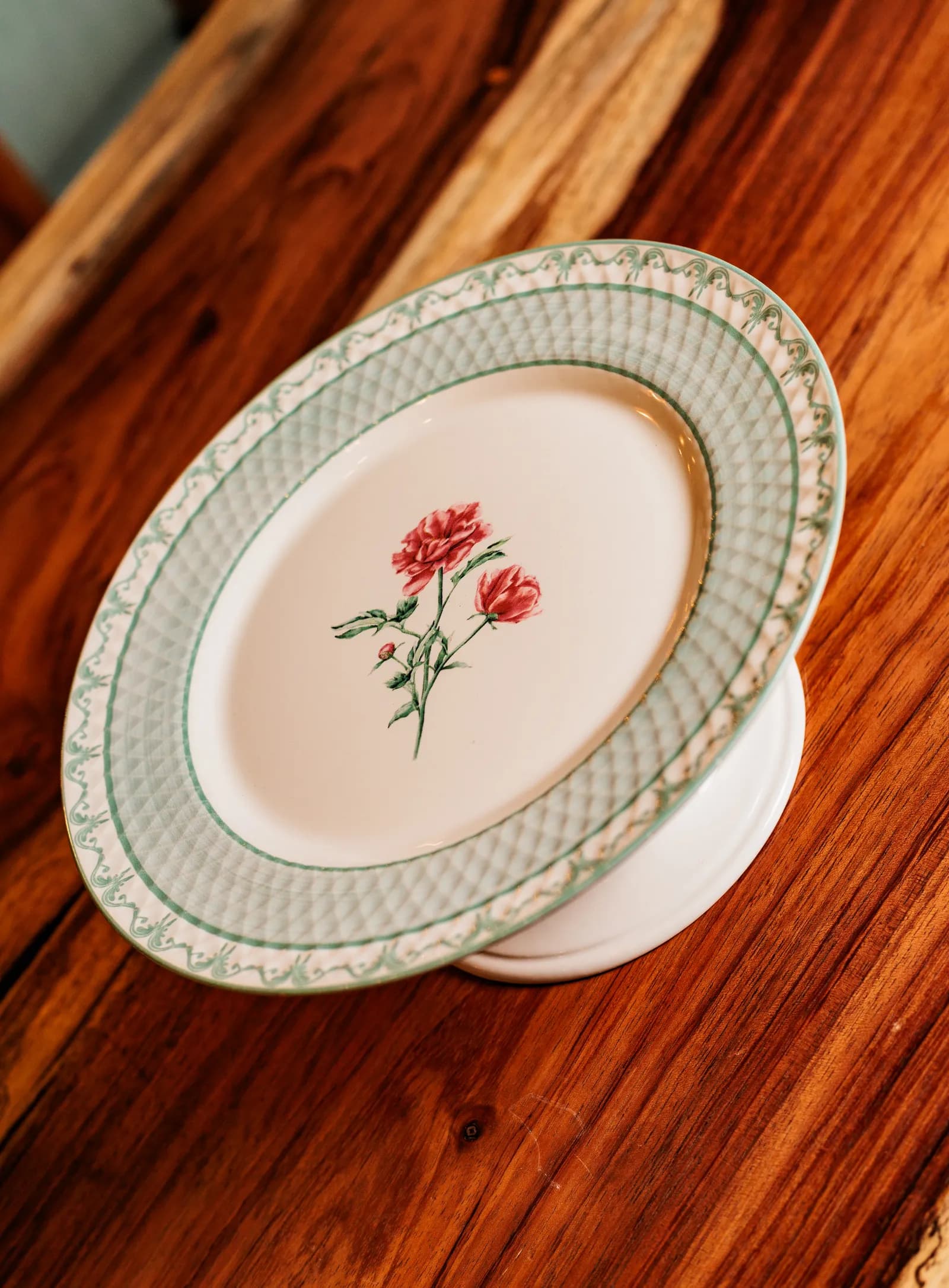 BOLEIRA EM CERÂMICA COM PÉ 29CM ESTAMPADA - ESTAMPA CHARLOTE — imagem 4 de 5